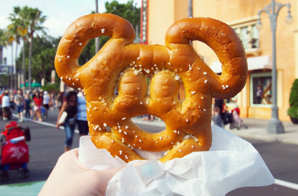 7 Mickey Mouse Foods To Eat At Disney Parks